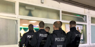 Durchsucht wurde unter anderem eine Veranstaltungshalle in Ratingen. Foto: Polizei