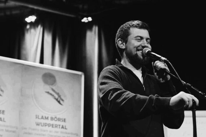 Emil Bosse auf der Bühne. Foto: Jörn Gerber