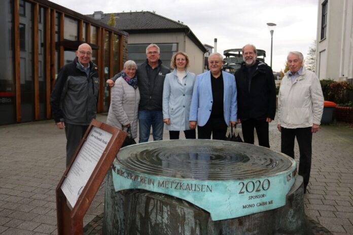 Dieter Heinemann, Anita Schäfer ("Aule Mettmanner"), Rüdiger Heidenreich (Neanderthal-Stadt Marketing-Arbeitskreis), Bürgermeisterin Sandra Pietschmann, Professor Dr. Bernd Günter (Sprecher des Arbeitskreises), Wilhelm Seibel (mono GmbH) und Wolfgang Busch (Arbeitskreis) bei der Einweihung des Jahresrings 2020 des Wachsenden Denkmals "Erinnering". Foto: Kreisstadt Mettmann