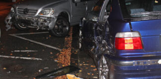 Die Schäden an den beiden nicht mehr fahrbereiten Fahrzeugen. Foto: Polizei