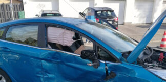 Der Ford wurde bei dem Unfall erheblich beschädigt. Foto: Polizei
