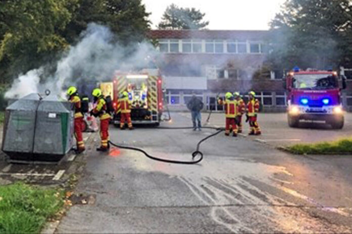 Ein Altpapiercontainer an einer Schule stand in Flammen und musste von der Feuerwehr gelöscht werden. Die Polizei bittet um Zeugenhinweise. Foto: Polizei