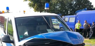 Der JVA-Transporter wurde total beschädigt und war nicht mehr fahrbereit. Foto: Polizei