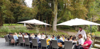 Die Tafel im Außenbereich war liebevoll gedeckt und bot allen Anwesenden reichlich Platz sowie einen schönen Ausblick in die Natur. Foto: Stadt Erkrath