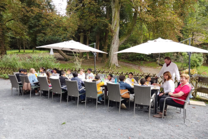Die Tafel im Außenbereich war liebevoll gedeckt und bot allen Anwesenden reichlich Platz sowie einen schönen Ausblick in die Natur. Foto: Stadt Erkrath
