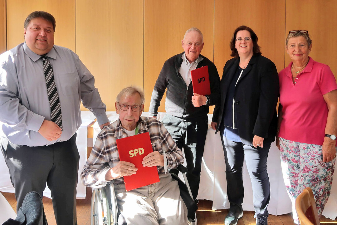 Ehrende und Geehrte für 65 Jahre Mitgliedschaft: SPD-Ortsvorsitzender Matthias Gohr, Helmut Teitzel, Helmut Vaupel, Kerstin Griese (MdB), stellvertretende OV-Vorsitzende Brigitte Djuric. Foto: privat