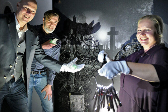 Gruselabend: Museumsdirektorin Dr. Yvonne Gönster mit dem großen Schlüsselbund, das schon im Kinofilm "Das kleine Gespenst" eine wichtige Requisite war, Kulturdezernet Gerno Böll und Bürgermeister Dirk Lukrafka (l.). Foto: Mathias Kehren/Archiv