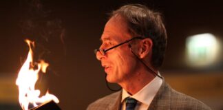 Der Wülfrather Zauberer Hans Dillenberg zeigt sein Können im WIR-Haus. Foto: Dillenberg