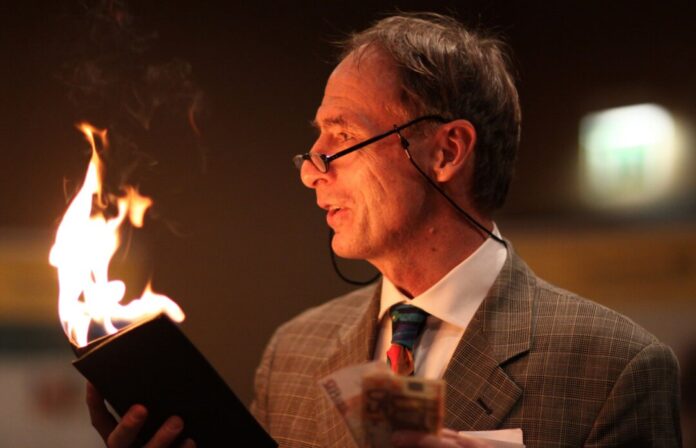 Der Wülfrather Zauberer Hans Dillenberg zeigt sein Können im WIR-Haus. Foto: Dillenberg