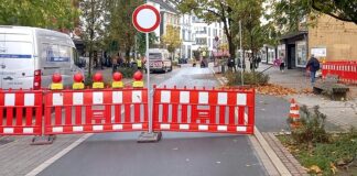Die Sperrung für die Straßenbaumaßnahme wurde eingerichtet. Foto: Kling