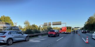 Die Retter vor Ort an det Unfallstelle auf der A3 in Fahrtrichtung Köln. Foto: FW Ratingen