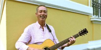 Johannes Brand mit seiner Gitarre. Foto: Brand