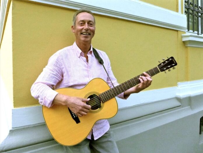Johannes Brand mit seiner Gitarre. Foto: Brand