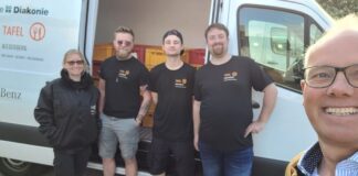 Landtagsabgeordneter Martin Sträßer (rechts) im Gespräch mit dem jungen Team der Tafel. Fotorechte: Sträßer