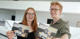 Die Studierenden Julia Schreiber und Manuel Rölver zeigen das Kultur-Ticket. Foto: TUP