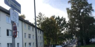 Ein Zusatzschild weist darauf hin, dass Radfahrende die Laubacher Straße in beiden Richtungen befahren dürfen. Foto: Kreisstadt Mettmann