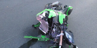 Das Motorrad wurde bei dem Unfall total beschädigt. Foto: Polizei