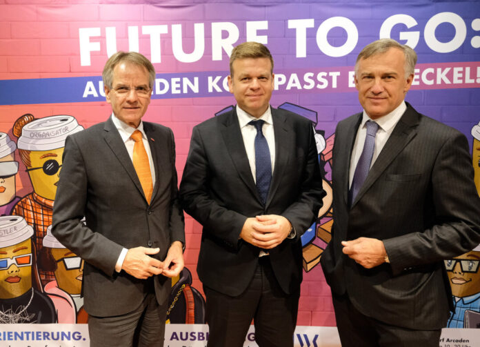 HWK-Präsident Andreas Ehlert, Staatssekretär Matthias Heidmeier und Karl Hans Arnold, Vizepräsident IHK Düsseldorf. Foto: Wilfried Meyer