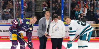 Zeremonieller Puck-drop vor dem Spiel Eisbären vs Sharks: Marcel Noebels, Rob Zepp, Juliana Rößler und Timo Meier. Foto: NHL Global Series Images