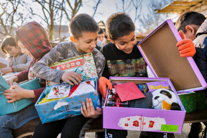 Diese Jungs in Rumänien haben sich bei einer der letzten Aktionen schon sehr über ihre Geschenke gefreut. Foto: Samaritan's Purse