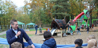 neuen Spielplatz am Stadtweiher in Hochdahl zum Spielen und Entdecken frei. Foto: Stadt Erkrath