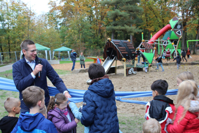 neuen Spielplatz am Stadtweiher in Hochdahl zum Spielen und Entdecken frei. Foto: Stadt Erkrath
