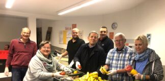 Mehrere Stunden halfen Fraktionsmitglieder der Wülfrather Gruppe bei der Tafel. Foto: WG