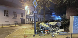 Dieser Telefonverteiler-Kasten wurde bei dem Unfall zerstört. Foto: Polizei