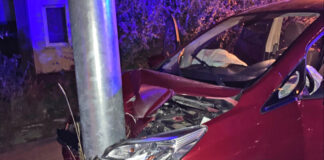 Der totalbeschädigte Nissan Note am Unfallort. Foto: Polizei