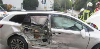 Der Toyota wurde an der Seite erheblich beschädigt. Foto: Polizei