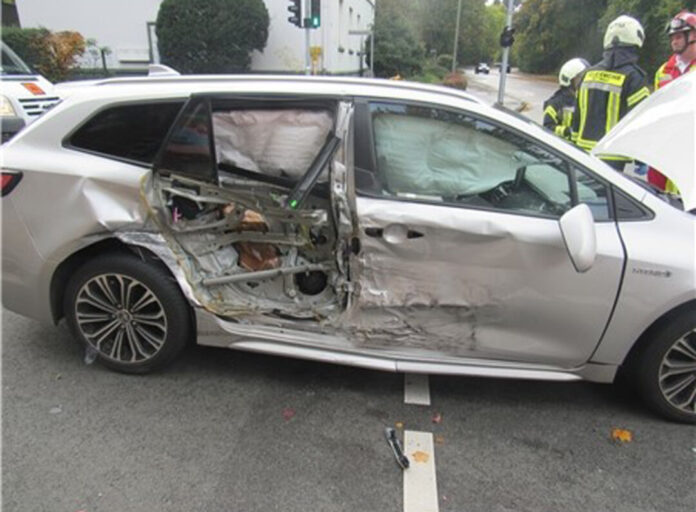 Der Toyota wurde an der Seite erheblich beschädigt. Foto: Polizei