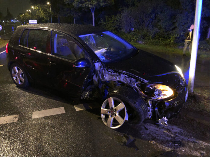 Der schrottreife VW Golf an der Unfallstelle. Foto: Polizei