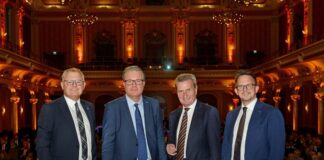 Günther Oettinger (2. v. r.) war der Redner beim Volksbank-Symposium. Die Vorstände Andreas Otto (l.) und Christian Fried (r.) sowie Aufsichtsratsvorsitzender Thomas Schäfer begrüßten ihn in der Historischen Stadthalle. Foto: Volksbank/Bettina Osswald