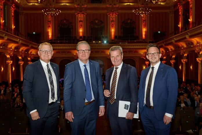 Volksbank im Bergischen Land eG_Tenter Weg 1-3, 42897 Remscheid Günther Oettinger (2. v. r.) war der Redner beim Volksbank-Symposium. Die Vorstände Andreas Otto (l.) und Christian Fried (r.) sowie Aufsichtsratsvorsitzender Thomas Schäfer begrüßten ihn in der Historischen Stadthalle. Foto: Volksbank/Bettina Osswald