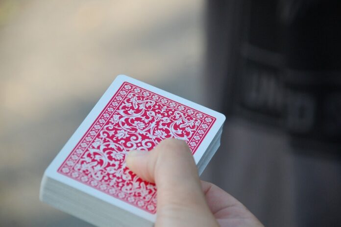 Ein Stapel mit Spielkarten wird übergeben. Foto: pixabay
