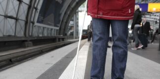 Ein Leitsystem an Bahnhöfen hilft Menschen mit Seheinschränkungen bei der Orientierung. Foto: DBSV/Friese