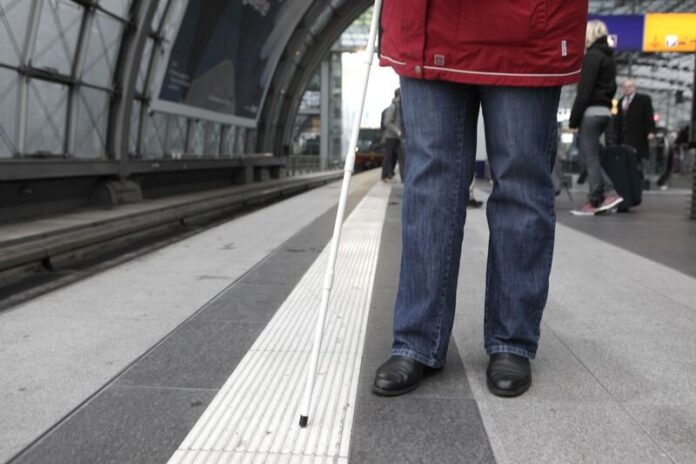 Ein Leitsystem an Bahnhöfen hilft Menschen mit Seheinschränkungen bei der Orientierung. Foto: DBSV/Friese