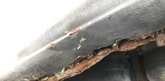 Die Karosserie war zum Teil erheblich durchgerostet. Foto: Polizei