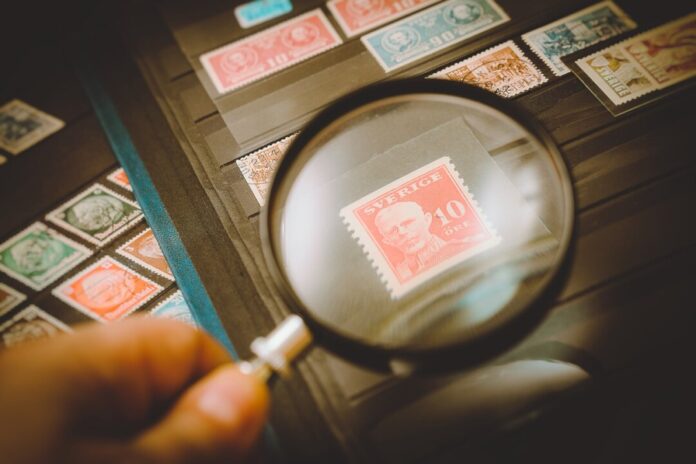 Ein Philatelist mit einer Briefmarkensammlung. Foto: pixabay