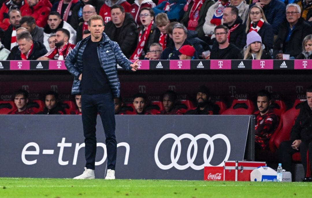 Trainer Julian Nagelsmann von München verfolgt das Spiel am Spielfeldrand.