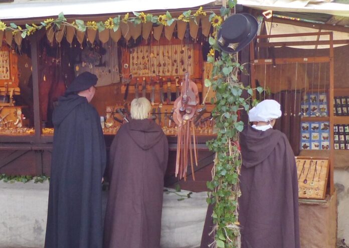 Händler bieten auf dem Mittelaltermarkt ihre Waren an. Foto: Marktgilde