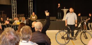 In der Stadthalle boten Schnäppchenjäger auf Fundsachen. Foto: Stadt Ratingen