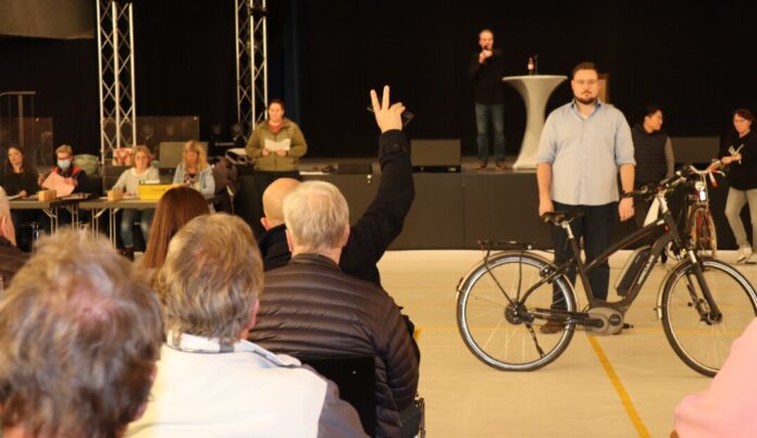 In der Stadthalle boten Schnäppchenjäger auf Fundsachen. Foto: Stadt Ratingen