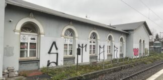 Die Fassade, hier vom Bahnsteig aus, ist in schlechtem Zustand. Foto: CDU-Fraktion Ratingen