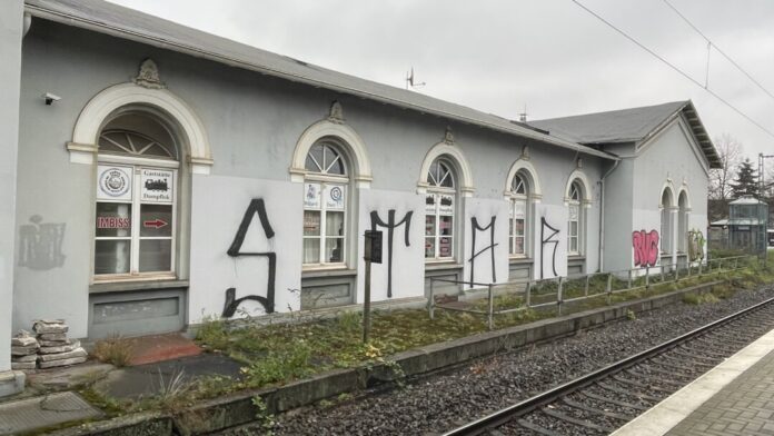 Die Fassade, hier vom Bahnsteig aus, ist in schlechtem Zustand. Foto: CDU-Fraktion Ratingen