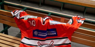 Die Ratinger Ice Aliens verkaufen Trikots. Foto: Ice Aliens