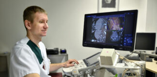 Dr. med. Alexis Müller-Marbach, Chefarzt der Klinik für Gastroenterologie, klärt über Darmkrebs auf. Foto: Helios