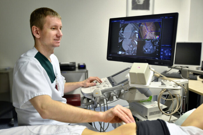Dr. med. Alexis Müller-Marbach, Chefarzt der Klinik für Gastroenterologie, klärt über Darmkrebs auf. Foto: Helios