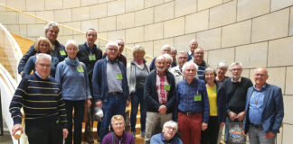 Landtagsabgeordneter Martin Sträßer (v. r.) begrüßt ehrenamtlich Engagierte aus Velbert im Landtag von NRW. Fotorechte: Martin Sträßer