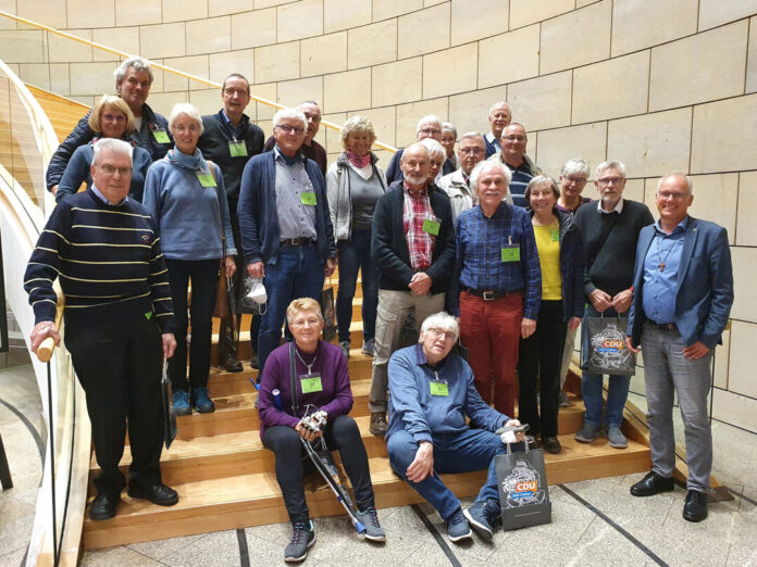 Landtagsabgeordneter Martin Sträßer (v. r.) begrüßt ehrenamtlich Engagierte aus Velbert im Landtag von NRW. Fotorechte: Martin Sträßer Landtagsabgeordneter Martin Sträßer (v. r.) begrüßt ehrenamtlich Engagierte aus Velbert im Landtag von NRW. Fotorechte: Martin Sträßer
